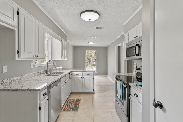 Building Photo - 6421 Green Forest Dr
