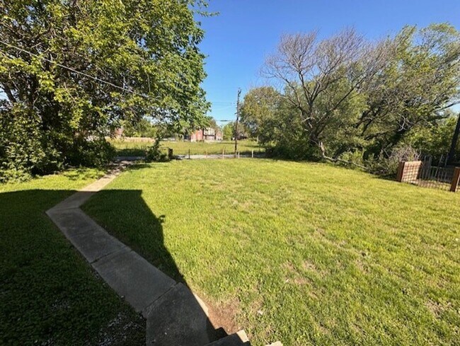 Building Photo - MUST SEE!