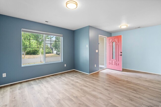 Foto del edificio - Spacious 5-Bedroom Home in Prime Yelm Loca...