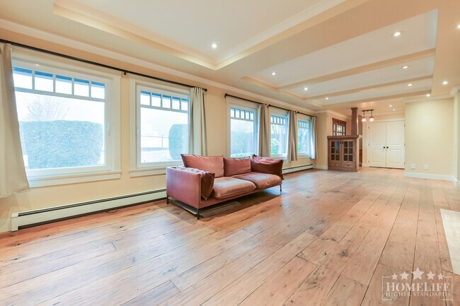 Building Photo - Spacious 5 Bedroom Coastal Home Walking Distance to Crescent Beach