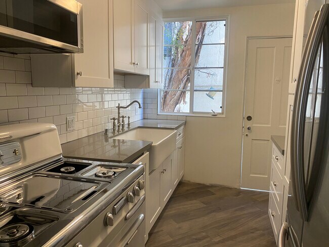 Foto del edificio - 1223 1/4 N Sweetzer Ave