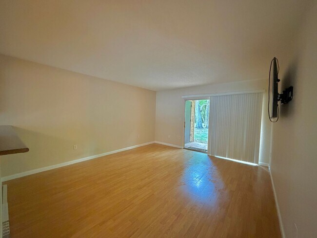 Foto del edificio - Modern 1/1 in Creeks Edge – First-Floor