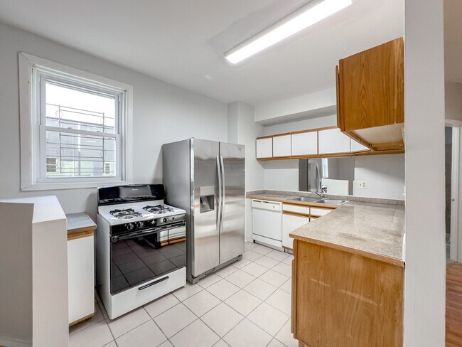 Building Photo - 2458 N Clybourn Ave
