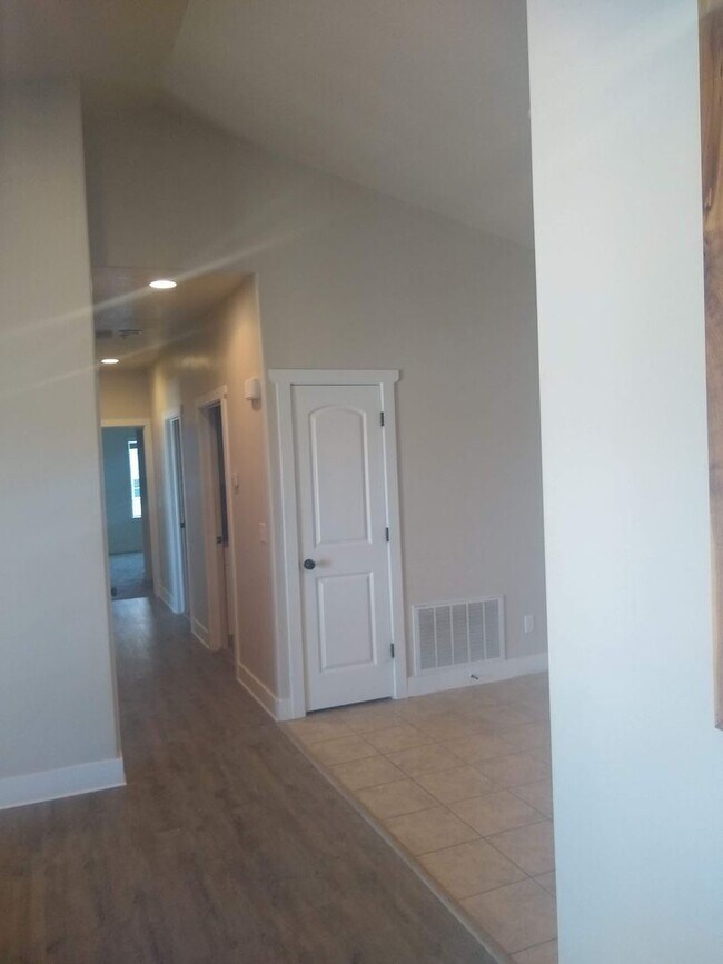 Building Photo - 35 S Willow Cir Loop
