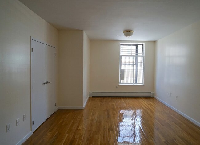 Building Photo - Stabilized Crown Heights ONE bedroom