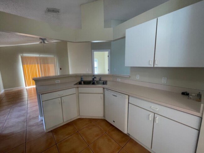 Foto del edificio - 4 Bedroom with Family Room, Split Bed Plan, &amp; Lawn Care Included!