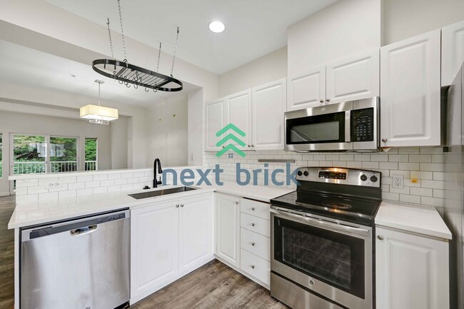 Building Photo - Beautifully updated 2-bedroom townhome in ...