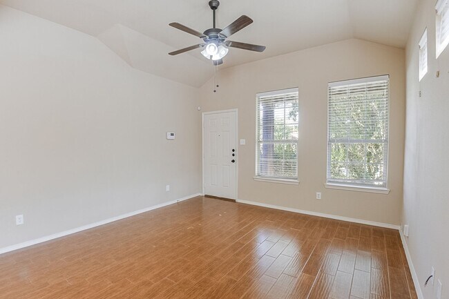 Foto del edificio - Available Now! Nice 3 Bedroom Townhouse lo...