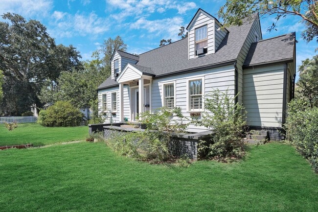 Building Photo - Charming bungalow downtown