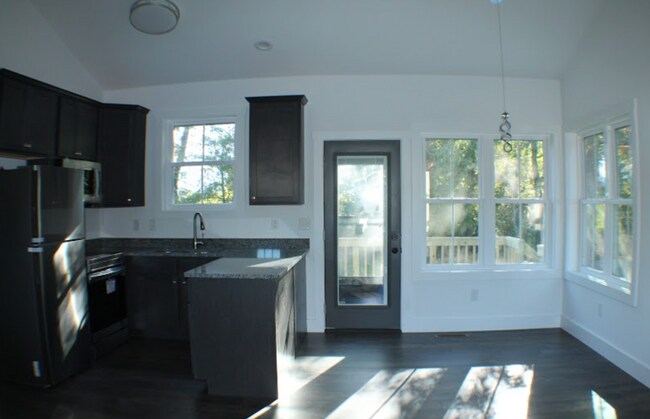 Building Photo - 2 bedroom 2 bathroom home built is 2022. O...