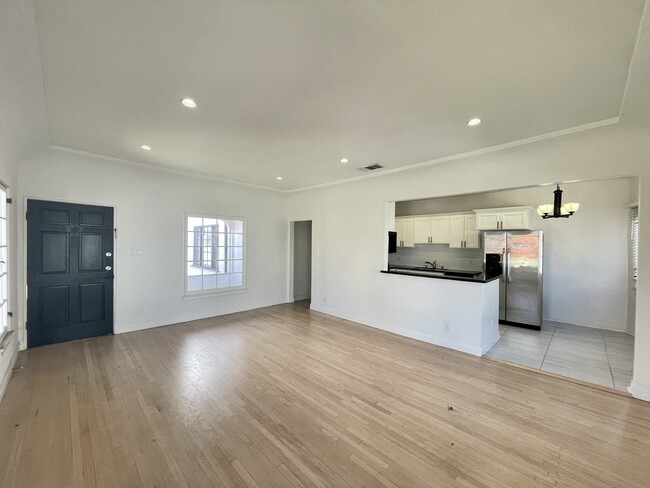 Building Photo - 1419 S Sherbourne Dr