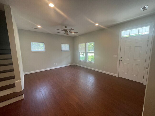 Building Photo - 3 Bed 2 Bath Single Family Home