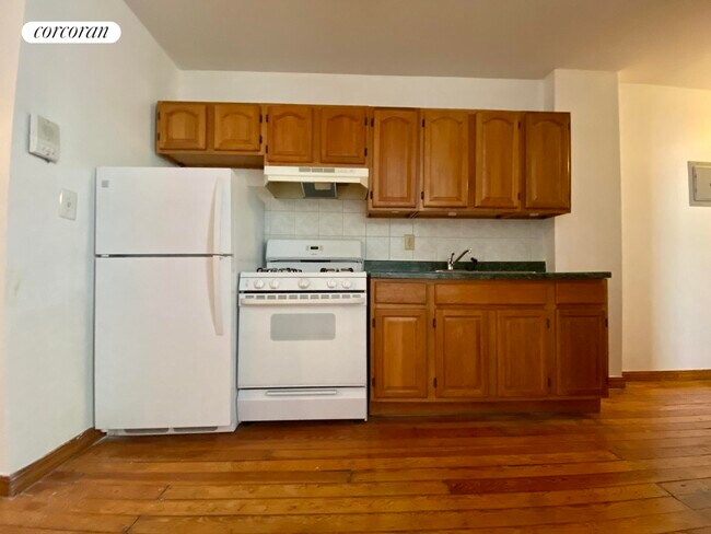 Building Photo - 436 Bleecker St