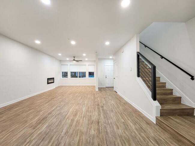 Building Photo - Beautifully Updated 2-Story Home in Issaqu...