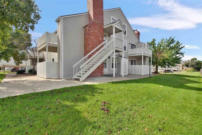 Foto del edificio - Adorable Colonial Oaks Condo in perfect co...
