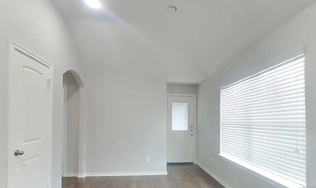 Foto del edificio - 700 Harris Ridge Dr