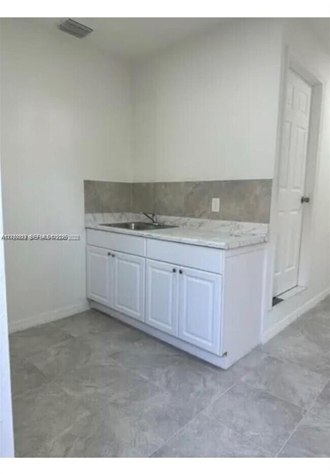 Foto del edificio - 9860 SW 161st Ave