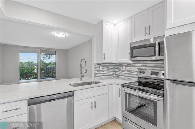 Building Photo - 1391 S Ocean Blvd