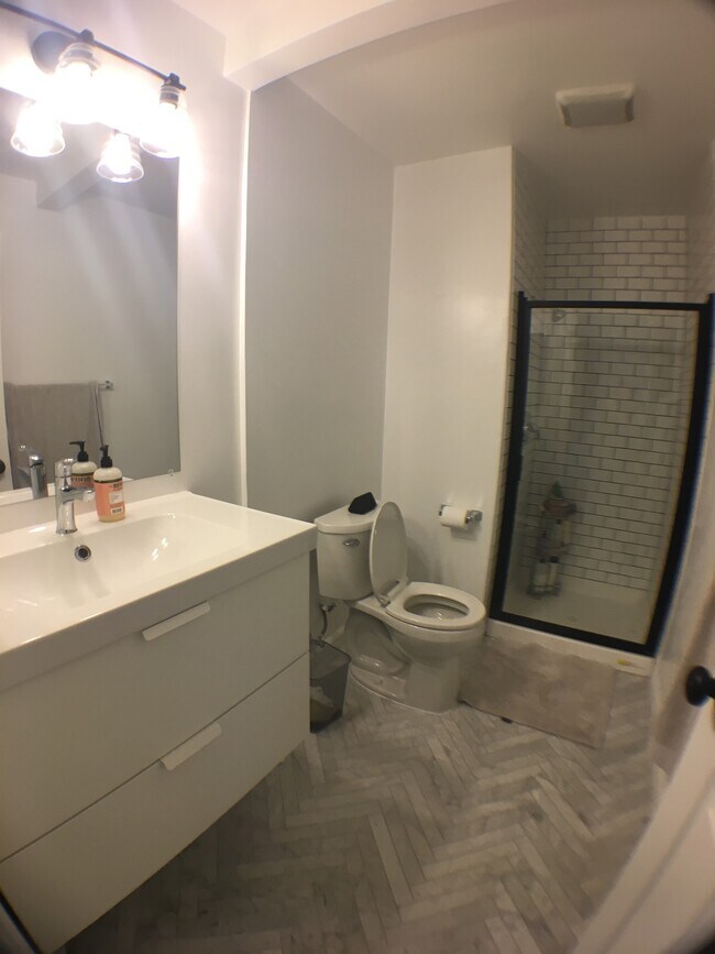 Bedroom 2 Bathroom - 1031 Clyde Ave