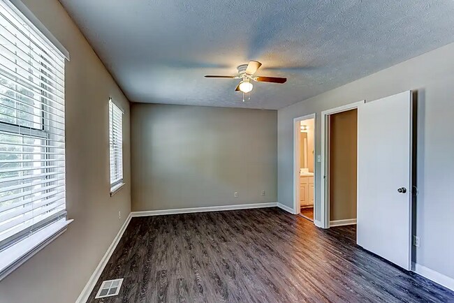 Building Photo - 418 Creekview Ct