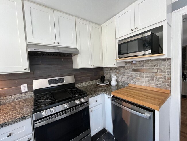 Building Photo - 2 BD 1BA Spacious Home in Bremerton