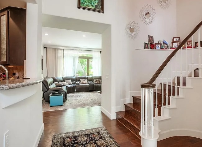 Foto del edificio - 9709 Claiborne Sq