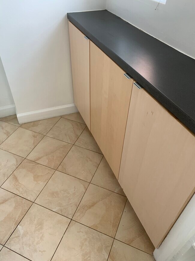 Cocina con azulejos de cerámica - 1111 Arlington Blvd