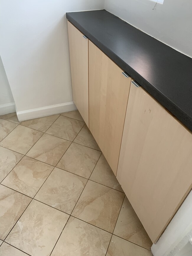 Ceramic Tile Kitchen - 1111 Arlington