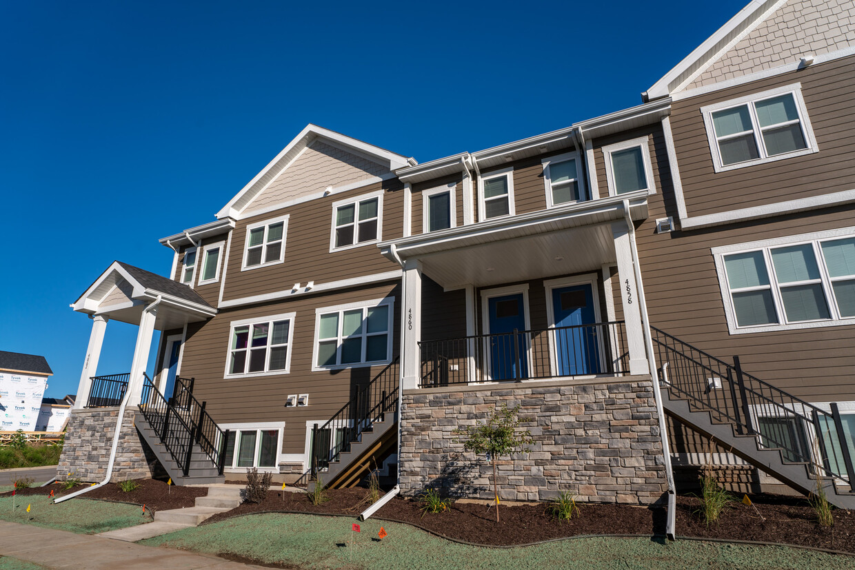 Front Entry - 4860 Romaine Rd