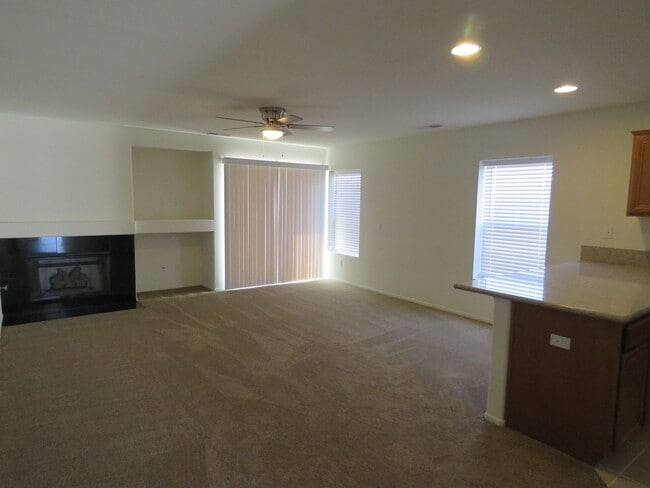 Building Photo - Beautiful 3 Bedroom