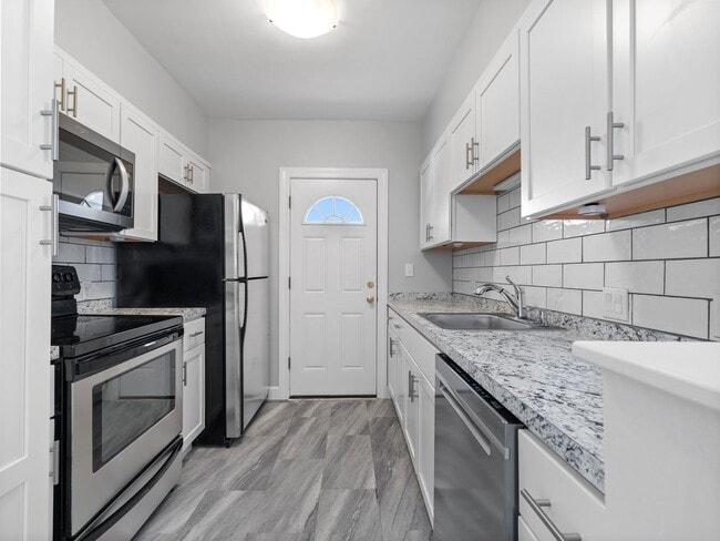 Building Photo - Avl 6/1/26 No Fee! Renovated 4BR near Tuft...