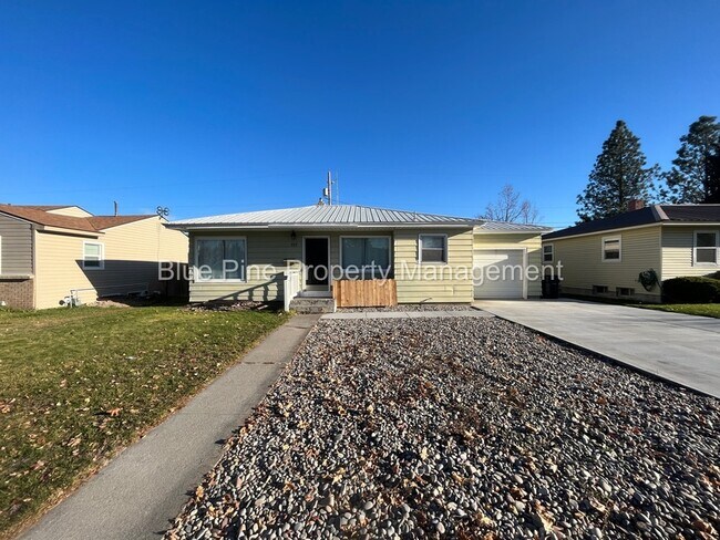 Building Photo - 555 Lincoln Dr