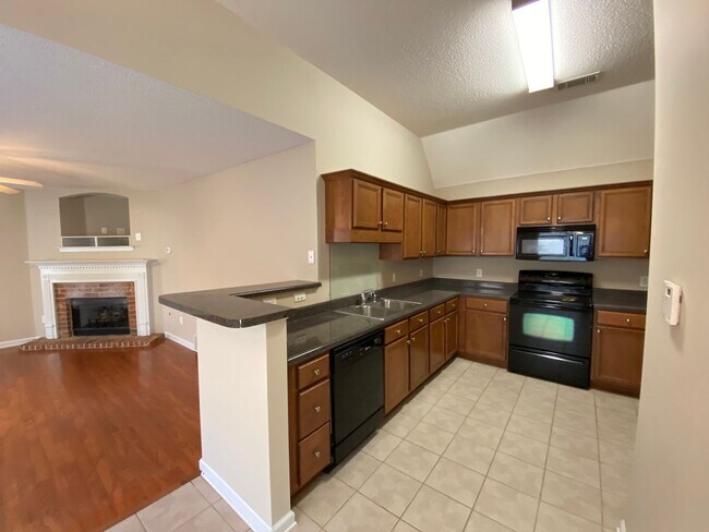Foto del edificio - ADORABLE TWO STORY HOME IN GREAT LOCATION!