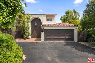 Building Photo - 2492 Banyan Dr