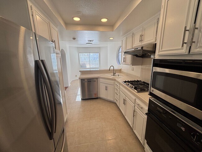 Foto del edificio - Spacious 3-Bedroom Stevenson Ranch Home with Downstairs Suite!