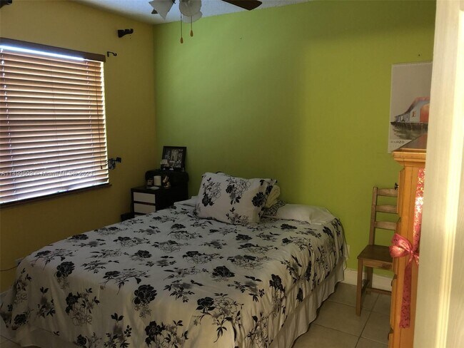 Building Photo - 615 S State Rd 7