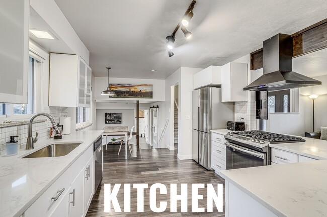 Building Photo - 2860 S Golden Way