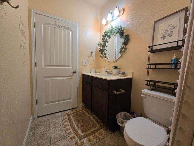 Shared bathroom - 392 Eagle Brook Ln