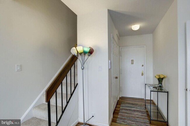 Foto del edificio - Lovely Lofted McLean Gardens Condo!