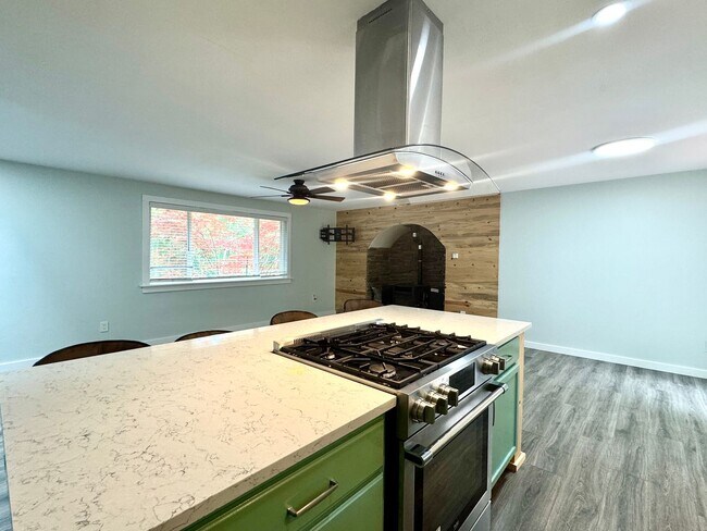 Foto del edificio - East Bremerton rambler with huge fenced yard...now available