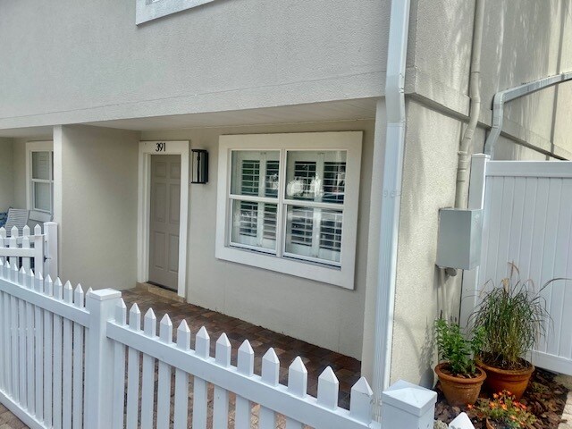 Front Porch - 391 Ahern St