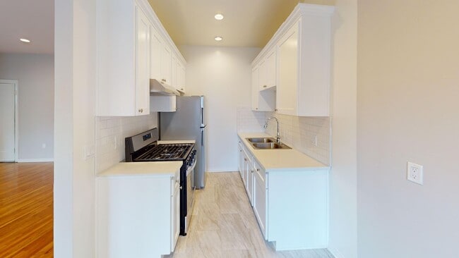 Interior Photo - CU2 - 465 N. Curson Ave