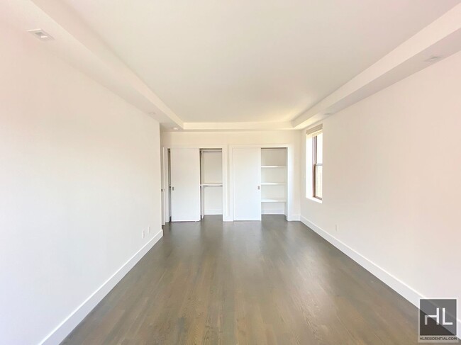 Building Photo - No fee 3bed 3 bath with Laundry in unit. M...