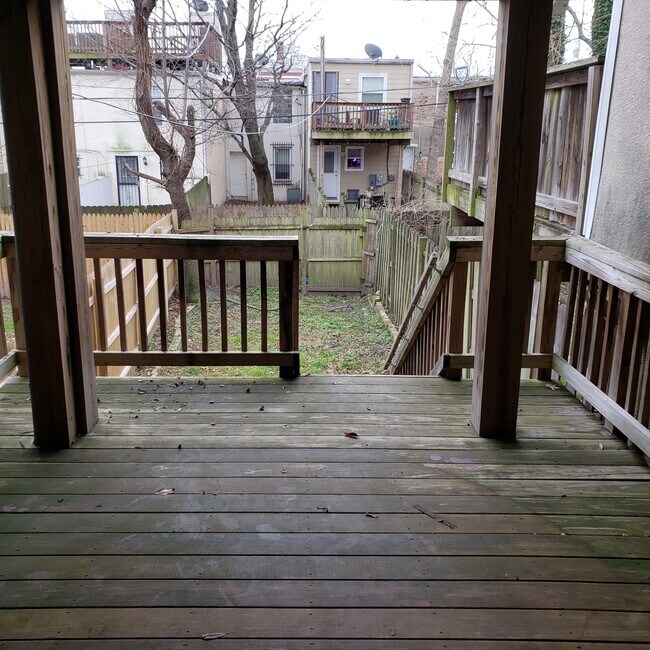 Building Photo - 913 Ryan St