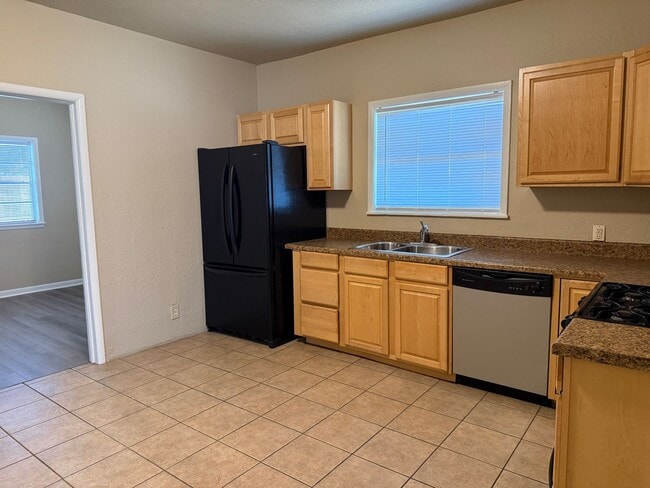 Building Photo - CUTE 3 BDRM 1 bath HOME with garage