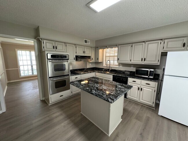 Foto del edificio - Newly Renovated 4 BR/2.5 BA  in the Heart ...