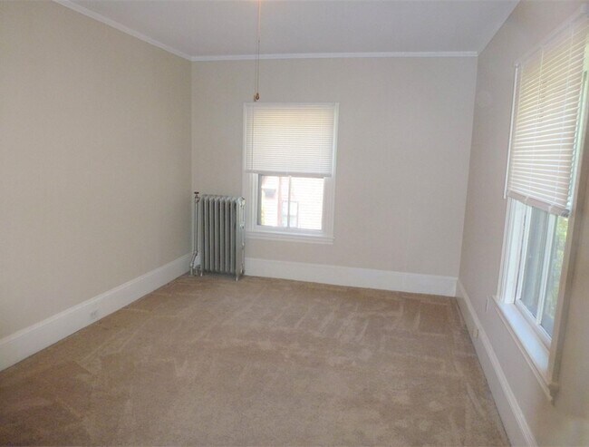 Building Photo - 38 Court Ln