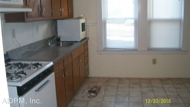 Building Photo - 2 br, 1 bath House - 21 Grove St. #1