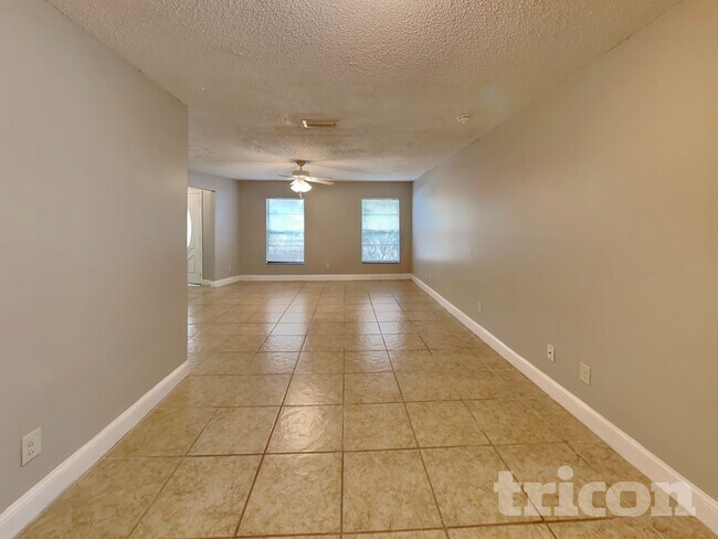 Foto del edificio - 818 Tarawood Ln