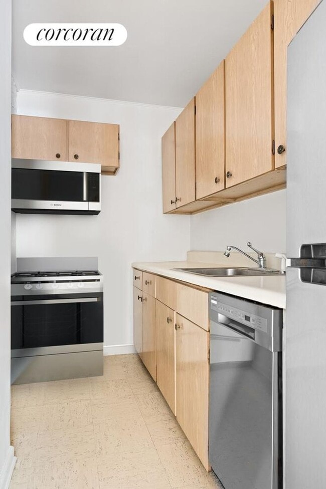 Building Photo - 543 3rd St